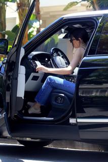 Kendall Jenner feet photo thumbnail