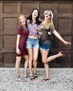 Katie Cassidy feet photo thumbnail