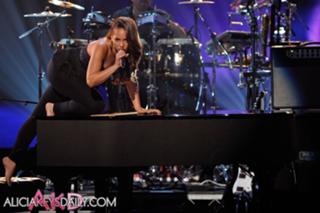 Alicia Keys feet photo thumbnail