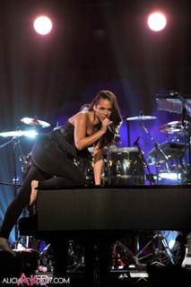 Alicia Keys feet photo thumbnail