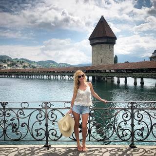 Tara Lipinski feet photo thumbnail