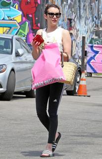 Emma Roberts feet photo thumbnail