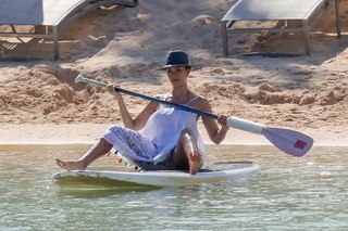 Jessica Alba feet photo thumbnail