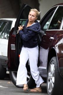 Hayden Panettiere feet photo thumbnail
