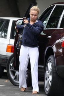 Hayden Panettiere feet photo thumbnail