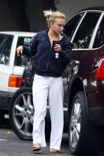 Hayden Panettiere feet photo thumbnail