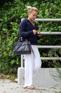 Hayden Panettiere feet photo thumbnail