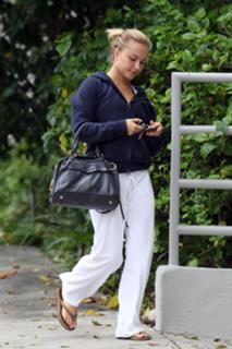 Hayden Panettiere feet photo thumbnail