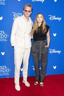 Elizabeth Olsen feet photo thumbnail