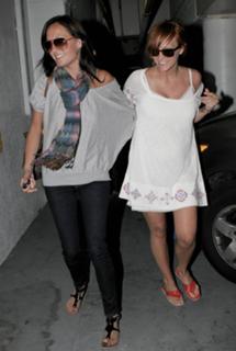 Ashlee Simpson feet photo thumbnail