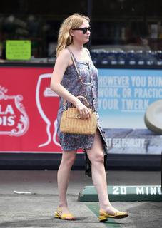 Kirsten Dunst feet photo thumbnail