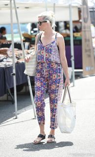 Elizabeth Banks feet photo thumbnail