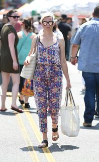 Elizabeth Banks feet photo thumbnail