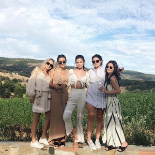 Selena Gomez feet photo thumbnail