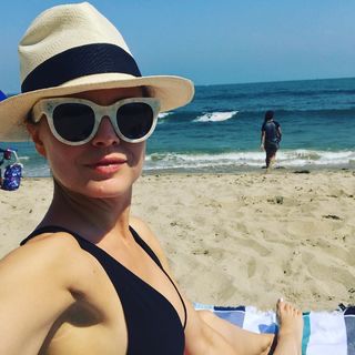 Mena Suvari feet photo thumbnail