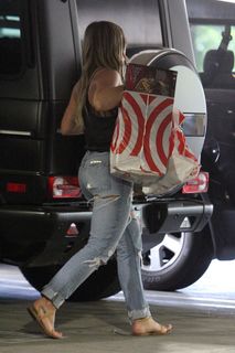 Hilary Duff feet photo thumbnail