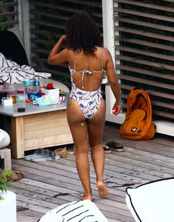 Christina Milian feet photo thumbnail