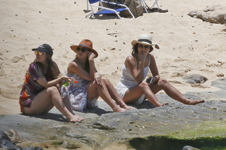 Jessica Alba feet photo thumbnail