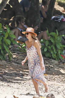 Jessica Alba feet photo thumbnail