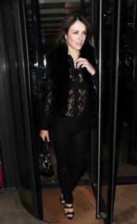 Elizabeth Hurley feet photo thumbnail