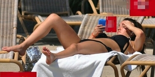 Dulce María feet photo thumbnail