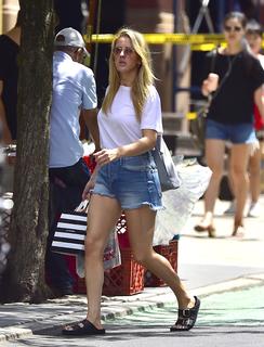 Ellie Goulding feet photo thumbnail
