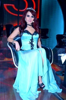 Dulce María feet photo thumbnail