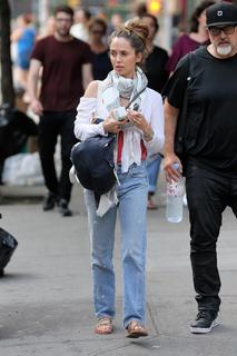 Eliza Dushku feet photo thumbnail