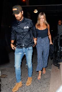 Jennifer Aniston feet photo thumbnail