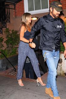 Jennifer Aniston feet photo thumbnail