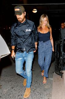 Jennifer Aniston feet photo thumbnail
