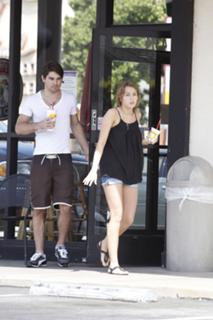 Miley Cyrus feet photo thumbnail