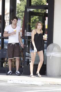 Miley Cyrus feet photo thumbnail