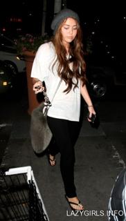 Miley Cyrus feet photo thumbnail