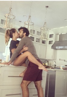 Jessie James Decker feet photo thumbnail