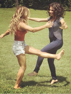 Jessie James Decker feet photo thumbnail
