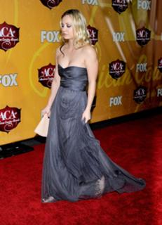 Kaley Cuoco feet photo thumbnail