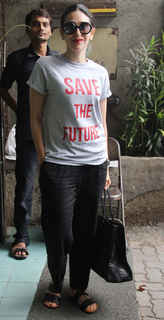 Karisma Kapoor feet photo thumbnail