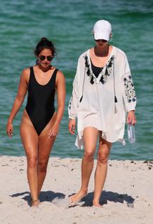 Karlie Kloss feet photo thumbnail