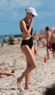 Karlie Kloss feet photo thumbnail
