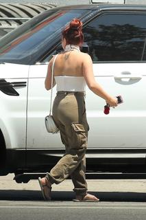 Ariel Winter feet photo thumbnail