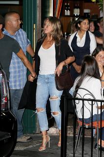 Jennifer Aniston feet photo thumbnail