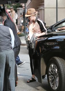 Charlize Theron feet photo thumbnail