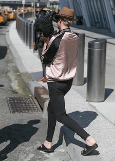 Charlize Theron feet photo thumbnail