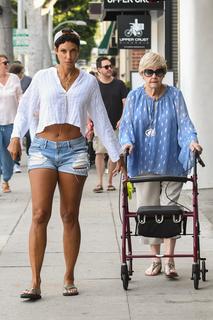 Nicole Murphy feet photo thumbnail