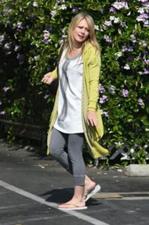 Hilary Duff feet photo thumbnail