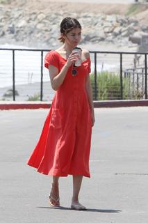 Selena Gomez feet photo thumbnail
