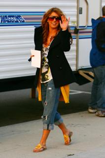 Shenae Grimes-Beech feet photo thumbnail