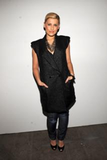 Nelly Furtado feet photo thumbnail