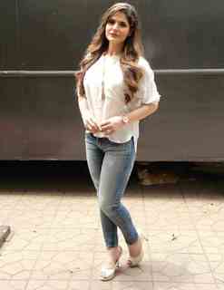 Zareen Khan feet photo thumbnail